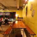 【明るいイエローの壁に囲まれたスペース】4～6名様用のテーブルが2つあります。結合でき、結合したら7人～12人利用可能です。友人との楽しい時間を過ごすのにぴったりです。