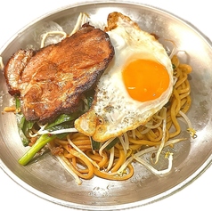 自家製焼豚 目玉焼き 台湾焼きそば