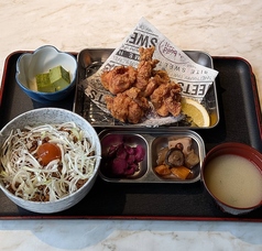 ランチのイチオシはチキん家セット！