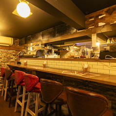 【カウンター席】中華屋っぽくない椅子のカウンター席！ふらっと立ち寄って、気軽にお酒を楽しめる席です♪