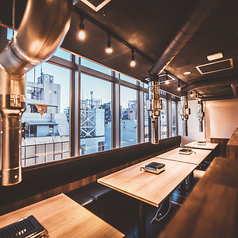 夜景を眺めながら焼肉を楽しめる人気席！特別な時間をゆったりとお過ごしください。