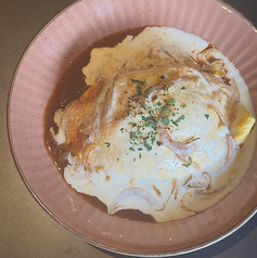 とろけるチーズの白いオムライス