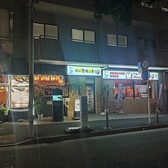 看板をくぐり、お店の入口の暖簾(のれん)をくぐると…