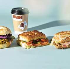 シグネチャーサンドイッチとコーヒーをテイクアウト