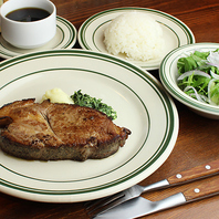 お肉本来の旨味を引き出す特製ソースや厳選されたワイン