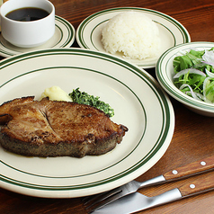 お肉本来の旨味を引き出す特製ソースや厳選されたワイン