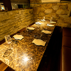 石壁とマーブルテーブルが織りなす、上質で落ち着いた半個室空間。周りを気にせず語れるプライベート感が人気で、女子会や誕生日、夜カフェにもぴったり。カクテル片手に大人時間を楽しめる千葉駅近の隠れ家カフェバー。デートや少人数の飲み会にもおすすめの人気席です。