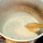【炊き続けて７時間後】鶏ガラも野菜も全て原型をとどめず粉々になり、グツグツ煮込まれたスープも半分程度まで減ってしまいます。全ての【旨味】がこの炊き上がったスープに凝縮されています。！