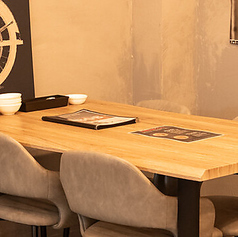 広々としたテーブル席は4名様掛けが5卓あり、ご友人同士の飲み会や会社のご宴会に最適です。落ち着いた空間でゆったりとお食事をお楽しみいただけます。