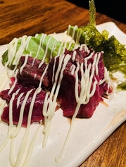 ダチョウとアボカドのわさび醤油がけ