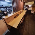 店内には座ってゆっくり楽しめるカウンター席に加え、気軽に立ち飲みができるスペースもご用意しております。お一人様でのお食事や仕事帰りの一杯、ちょっとした待ち合わせにもおすすめ。本格ペルー料理とこだわりのお酒を思い思いのスタイルでお楽しみください。