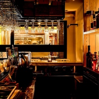 豊富な種類のグラスワインとシックな店内