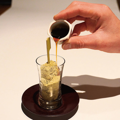 串に刺さったわらび餅　きなこと黒蜜