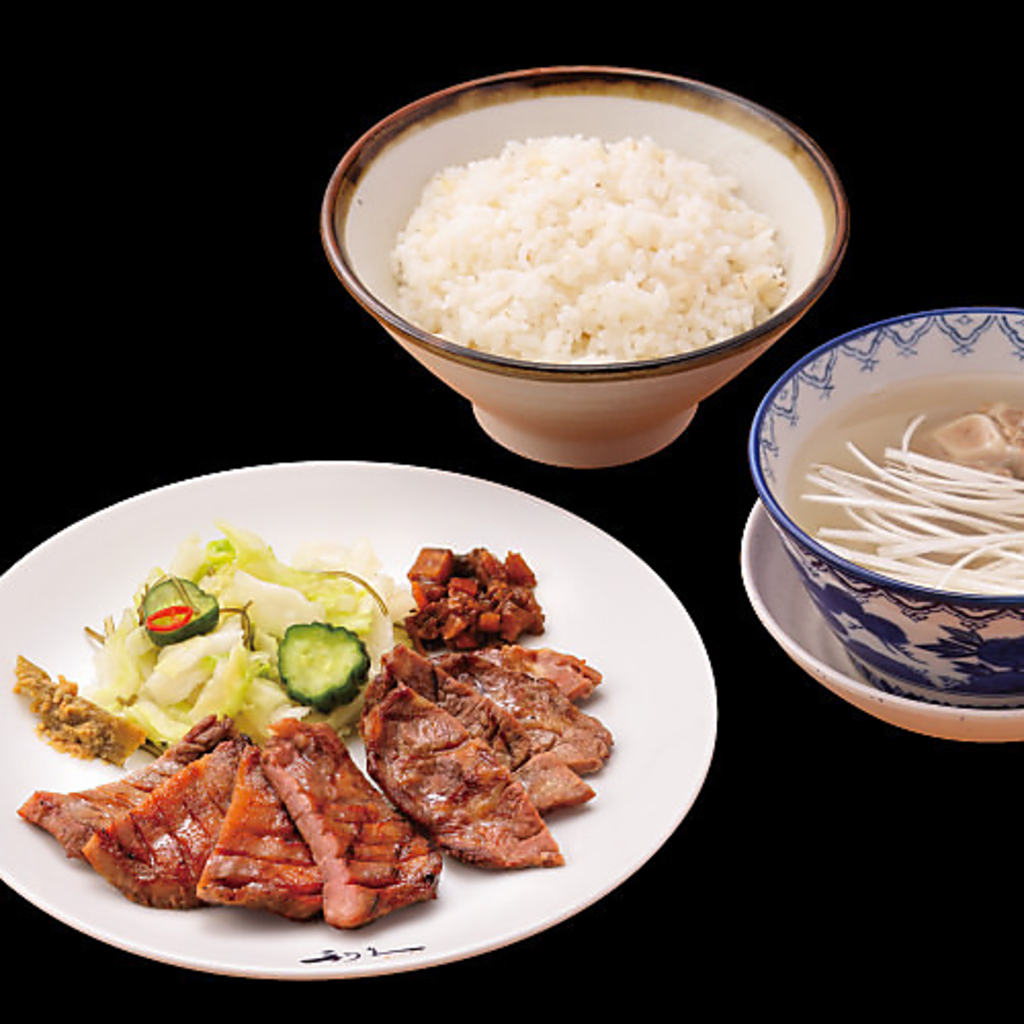 定番の牛たん定食のほかにも郡山駅前店限定定食もあります。