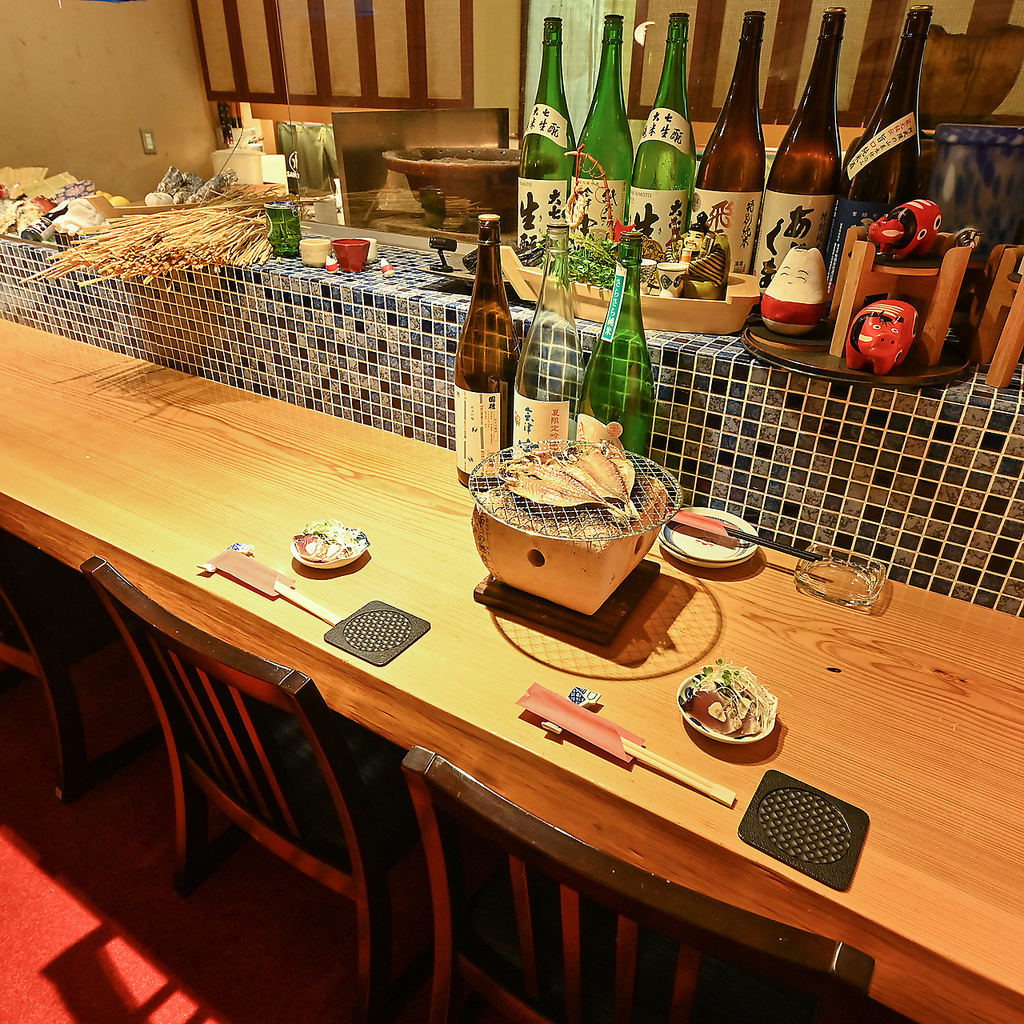 お一人様でも安心のカウンター席もあり♪ずらっと並ぶ厳選食材と調理風景に圧巻！デートにもお薦め