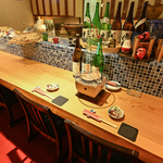 お一人様でも安心のカウンター席もあり♪ずらっと並ぶ厳選食材と調理風景に圧巻！デートにもお薦め