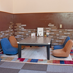 当店では、お座敷式のローテーブル席をご用意しております。ゆったりとした空間で、のんびりとした時間をお過ごしいただけますので、リラックスしながらお食事を楽しめます。お子様連れの方にも安心してご利用いただける環境です。家族や友人との楽しいひとときを、ぜひ当店でお過ごしください。