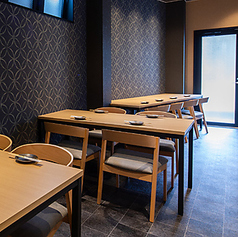 ムード満点のカウンター席は、お一人様でも人目を気にせず、ゆったりと食事を楽しめます。少人数のご利用にも最適です。落ち着いたシックな内観で、親密な会話と料理をゆっくりお楽しみいただけます。大切な方との記念日や誕生日など、特別なシーンにもぴったりです。