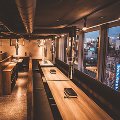 店内には最大22名様までご利用いただける横並びのテーブル席をご用意しております。