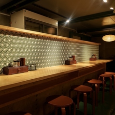 【落ち着きのあるカウンター】地下鉄麻生駅から徒歩5分の駅近でアクセスも便利！落ち着いた雰囲気のカウンターは一人飲みにもピッタリ♪プライベートも宴会も様々なシーンでご利用いただけるお店です！お気軽にお問合せください♪