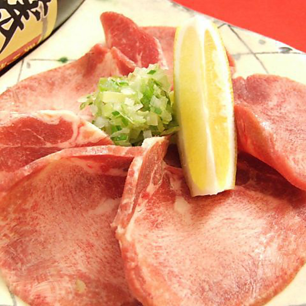 その厚さなんと4mm!!食べ応え満点の牛タン1,000円。片面を焼いて溢れてきた肉汁と一気に食べる!