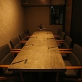 特別な集まりや重要な会議にぴったりな、8名様用の個室席をご用意しています。周囲を気にせず、集中してお話しできる環境が魅力です。高級感あふれるインテリアが、会話を一層引き立てます。美味しい料理とともに、思い出に残る時間をお過ごしいただけることでしょう。プライベート空間でのひとときを、お楽しみください。
