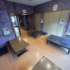 床に座る形式の「韓国式テーブル席」は、まるで本場の屋台で食事をしているかのような雰囲気を楽しめます。足元も広く、ゆったりとおくつろぎいただけます。日本の居酒屋とは一味違う、韓国ならではのスタイルで、本格的なお料理と韓国焼酎のペアリングをご堪能ください。