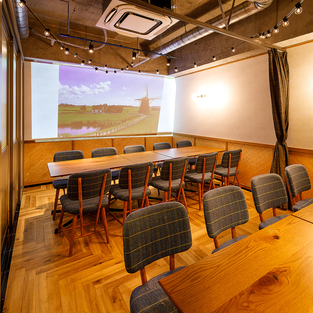 20名様までご案内できる半個室☆プロジェクターのご利用で盛り上がること間違いなし★