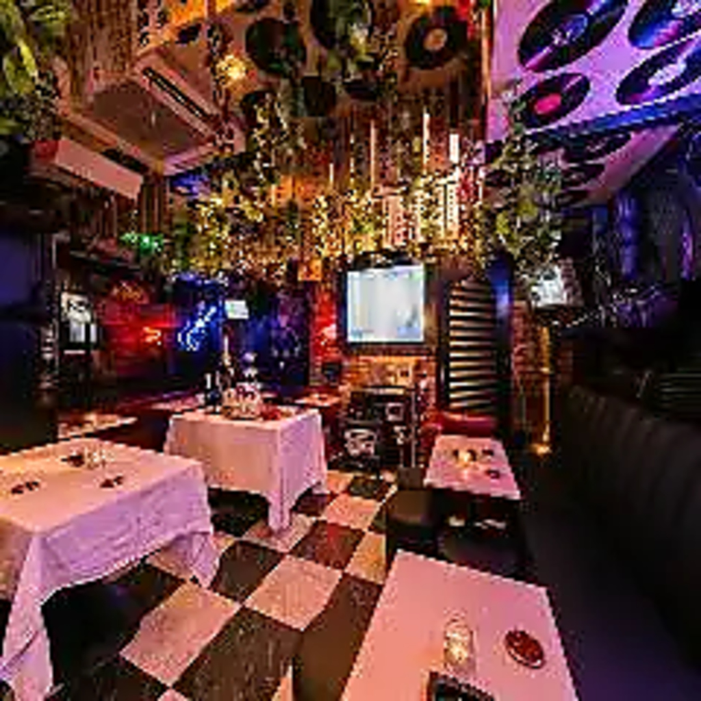 席の組み合わせも自由自在！近すぎず、離れすぎずの席配置は幹事の腕の見せ所♪