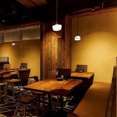 大人数から少人数まで、ご要望に合わせて柔軟にご対応可能なテーブル席。大きな窓から明るい自然光が差し込む、洗練された和の空間が魅力です！飲み放題メニューや、お得なコースメニューもございますので、ご宴会の際にはぜひ当店をご利用ください♪2名様がけ、6名様がけのテーブル席も2つずつ、ご用意しています。　