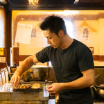 カウンター席からは香ばしい焼き鳥をご覧いただけます！