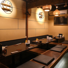 お酒もお食事も存分に満喫できる、使い勝手抜群の嬉しいお店です！店内には落ち着いて過ごせるテーブル席をご用意。2名様席が1席という特別感のあるお席は、大切な方と語り合いたい夜にも最適★どんな場面でも重宝する心地よい空間が、至るところに溢れています♪贅沢なひとときを、こちらで心ゆくまで堪能してください。