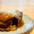 お箸で持った瞬間ほろっと崩れる豚の角煮はWAtoWAの人気メニュー。単品で食べるもよし、土鍋ごはんで食べるもよし。好みに合わせてお選びください。