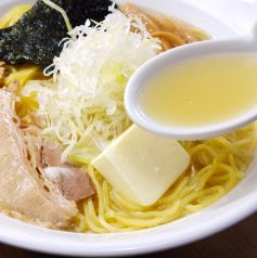 当店一番おススメの塩ラーメン(600円)！透明感が自慢★