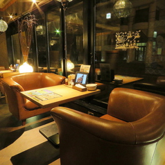 【夜の雰囲気が抜群！ディナーにお勧め/窓際ソファ席】