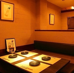 【気楽に宴会可能】BOXテーブル席(3～4名様）落ち着いてお食事をお楽しみいただける4名席×3卓のテーブル席です。少人数での普段のお食事や、気の合う方との飲み会などに最適です。