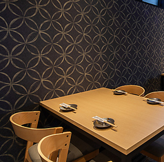 広々としたテーブル席は、ご家族やご友人とのカジュアルな食事シーンや歓送迎会や大人数の会社宴会など、様々な集まりにご利用いただけます。シックでおしゃれな店内で、愛媛の旨いが詰まったコースとドリンクを囲んで、ゆったりとお食事をお楽しみください。