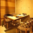 【テーブル半個室席：3～12名様】背もたれのあるお座席と、木目調のテーブルで、中人数でのご宴会もまったりしながらお楽しみいただけけます。2名様～ご利用いただけるので、少人数での宴会も大歓迎です◎団体様はお席を繋げてご案内いたします。