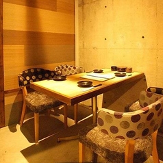 【テーブル半個室席：3～12名様】背もたれのあるお座席と、木目調のテーブルで、中人数でのご宴会もまったりしながらお楽しみいただけけます。2名様～ご利用いただけるので、少人数での宴会も大歓迎です◎団体様はお席を繋げてご案内いたします。