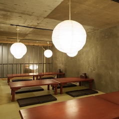 【麻生駅5分★最大宴会40名様】落ち着ける雰囲気自慢の店内♪暖かみある照明と和モダンな寛ぎ空間でお客様をおもてなし致します！2階のお座敷は最大40名様でご利用可能です♪フロア貸切も可能ですので、周りのお客様を気にせずご利用いただけます♪ゆったりお座敷となっており、お子様連れ家族利用にも最適です♪