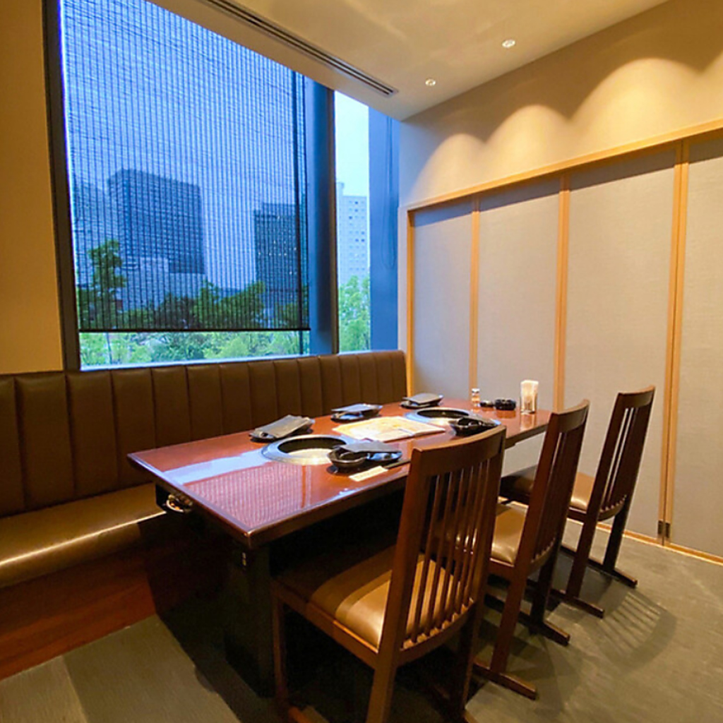 個室は全部で9席ございます。2～12名様までご利用可能です。