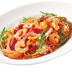 紅ズワイガニと海老のトマトクリームフェットチーネ