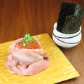 料理メニュー写真&nbsp;ローストビーフといくらの手巻き (1巻)