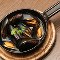 料理メニュー写真 ムール貝の鉄板ワイン蒸し　黒コショウの薫り
