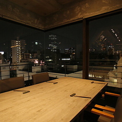 都会の夜景を楽しめる4名様用テーブルです。大きな窓から差し込む美しい光景は、特別な時間を演出するのにぴったりです。友人や家族との楽しいひとときを、この素敵な空間でお過ごしください。温かみのある木のテーブルとスタイリッシュな椅子が、居心地の良さを感じさせます。ぜひご利用くださいませ。
