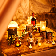 当店のテラスは、冬でも快適に過ごせるあったかグランピング席をご用意。大型ヒーターとブランケットを完備し、外の開放感はそのままにぽかぽか空間をお楽しみいただけます。寒さを気にせず、仲間とゆっくり語らえる特別な冬のテラス時間をどうぞ。