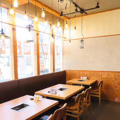 2名掛けのテーブルが1席あります