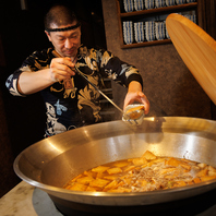 入ってすぐに調理風景や大鍋を楽しめます