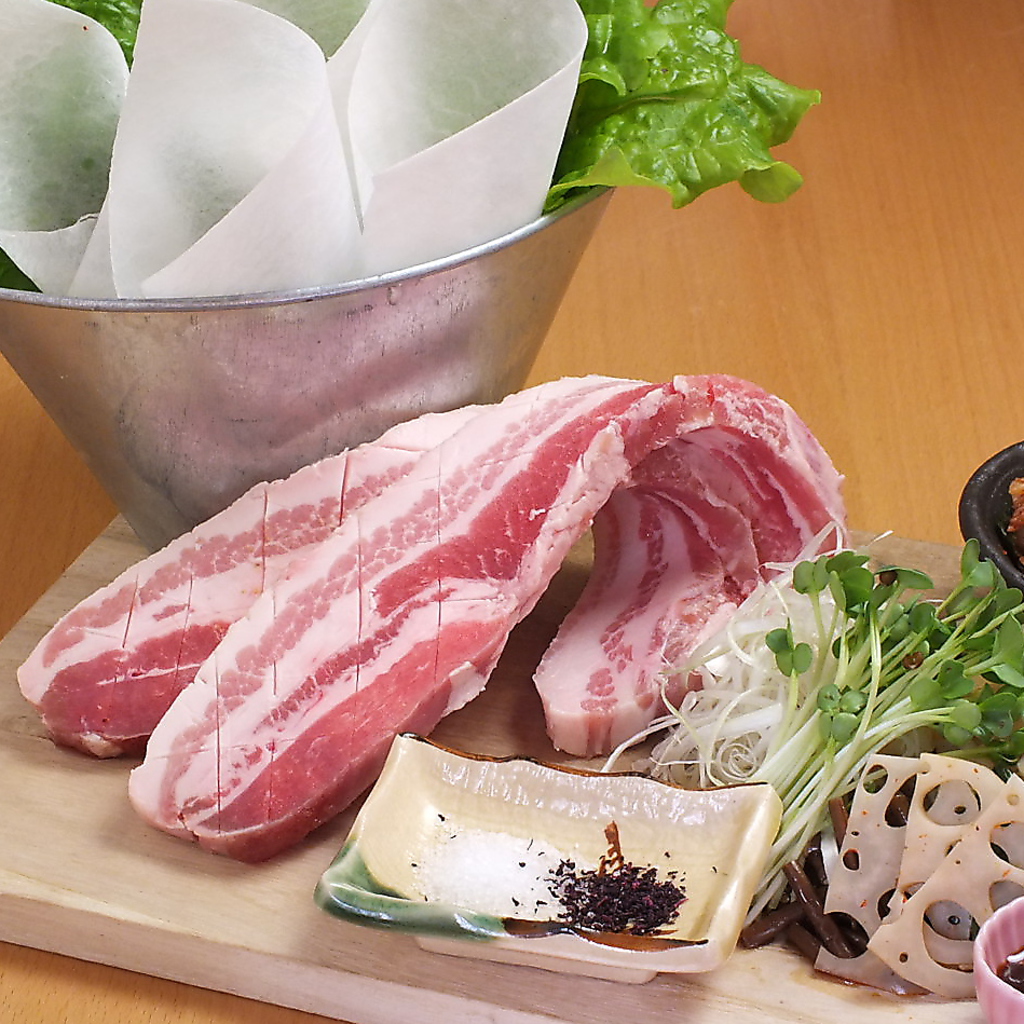 女子に人気のサムギョプサルあります♪韓国風味噌やごま油をお好みでつけてどうぞ♪