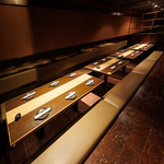 掘りごたつの個室席も完備！ゆったり寛ぎながら当店自慢のお酒と創作料理をお愉しみください。